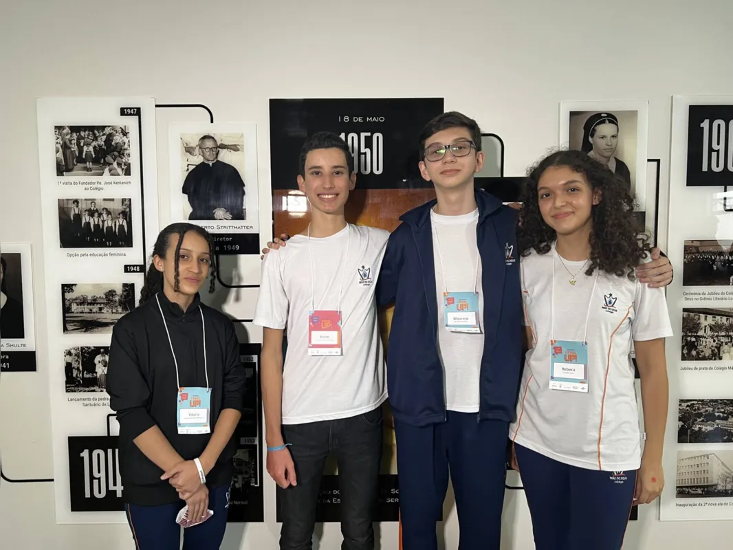 Os alunos Vitória Rinaldin Medeiros, Breno Henrique Tomkiel de Campos, Maurício Castellani Fernandes e Rebeca Carvalho Freire