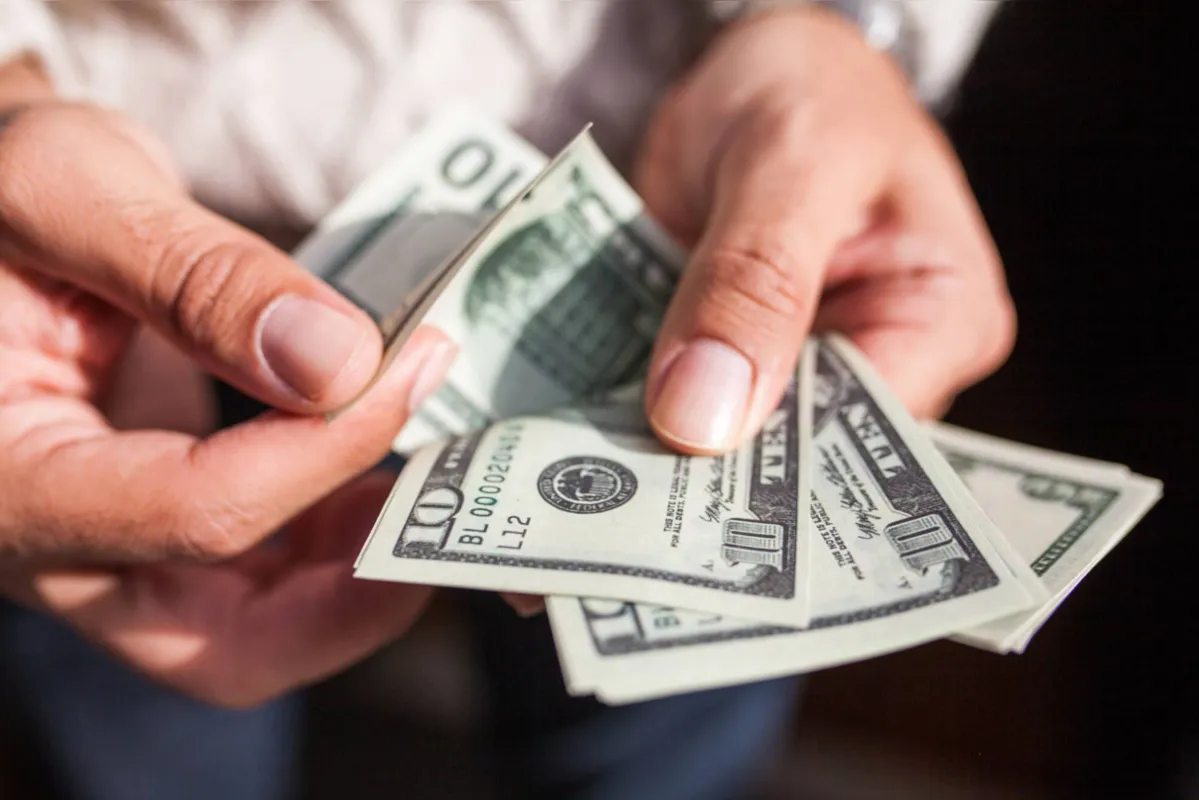 Imagem ilustrativa da imagem Dólar caminha para maior alta mensal desde março de 2020