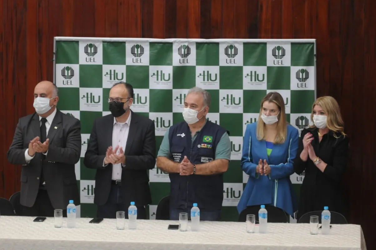 O ministro Queiroga, entre o reitor da UEL, Sérgio Carvalho, e a deputada Luisa Canziani