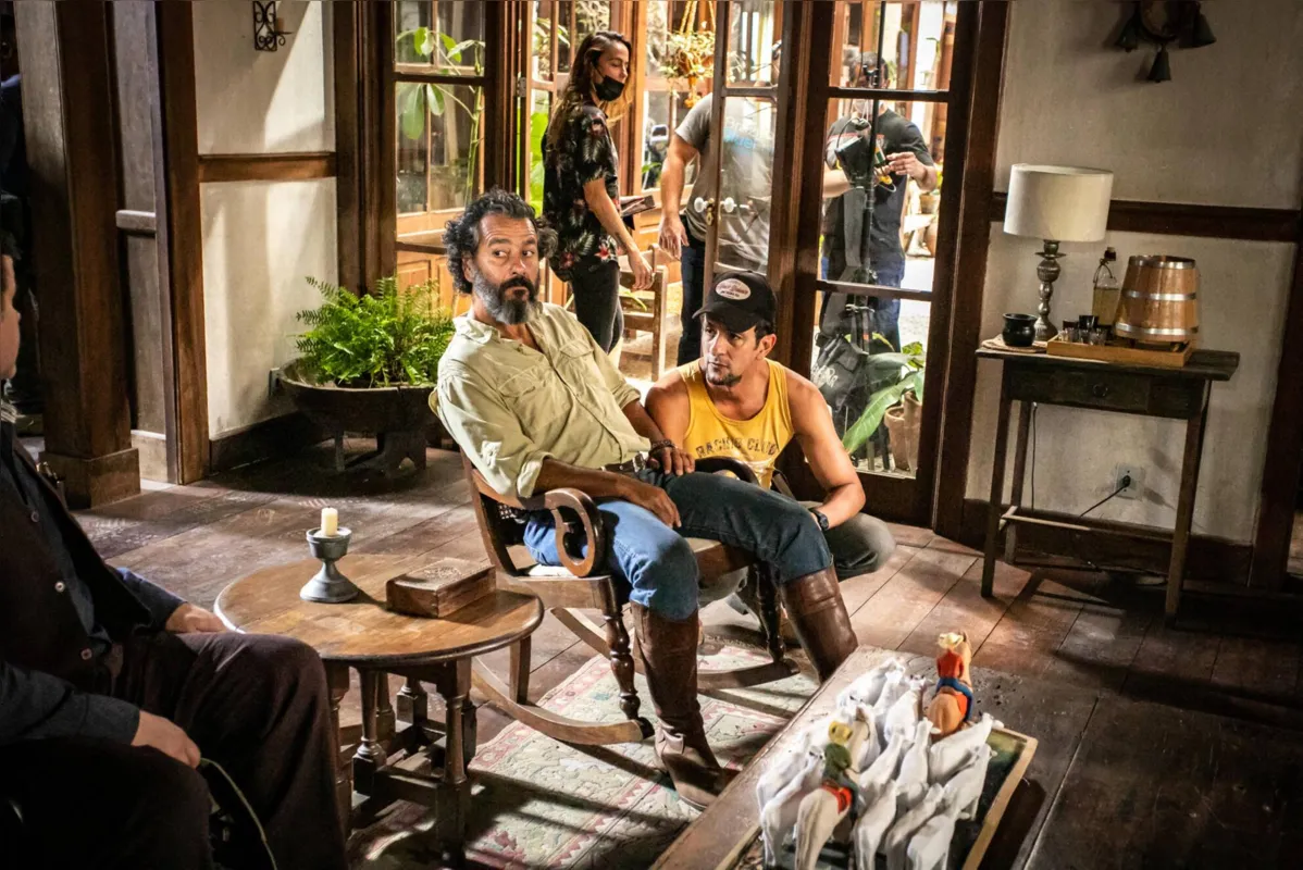 Imagem ilustrativa da imagem Em Pantanal, Zé Leôncio desconfia de Marcelo, e Tadeu faz uma revelação a Zefa