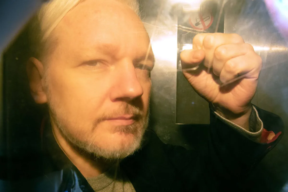 O jornalista é procurado por autoridades americanas devido a 18 acusações criminais, incluindo espionagem relacionada ao vazamento, via Wikileaks, de registros militares