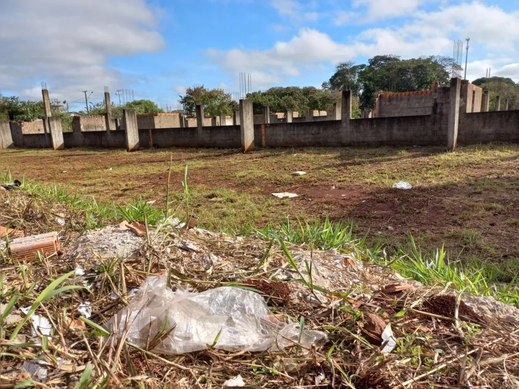 Lixo tem sido despejado irregularmente na obra parada do CEEP, na zona norte de Londrina