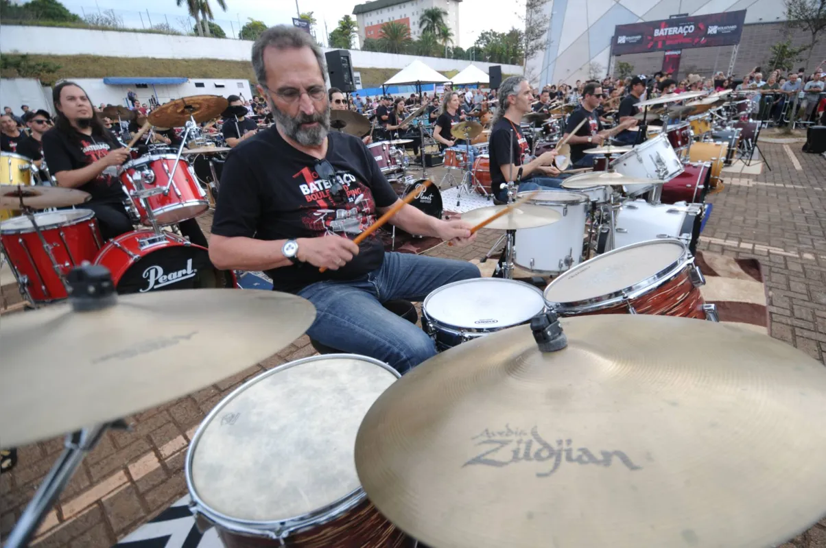 Imagem ilustrativa da imagem Evento reúne 90 bateristas em Londrina para celebrar o Dia do Rock