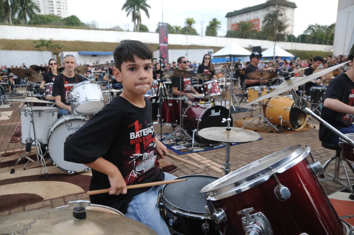 João Miguel, de oito anos, começou a tocar ainda bebê, juntando as panelas de casa
