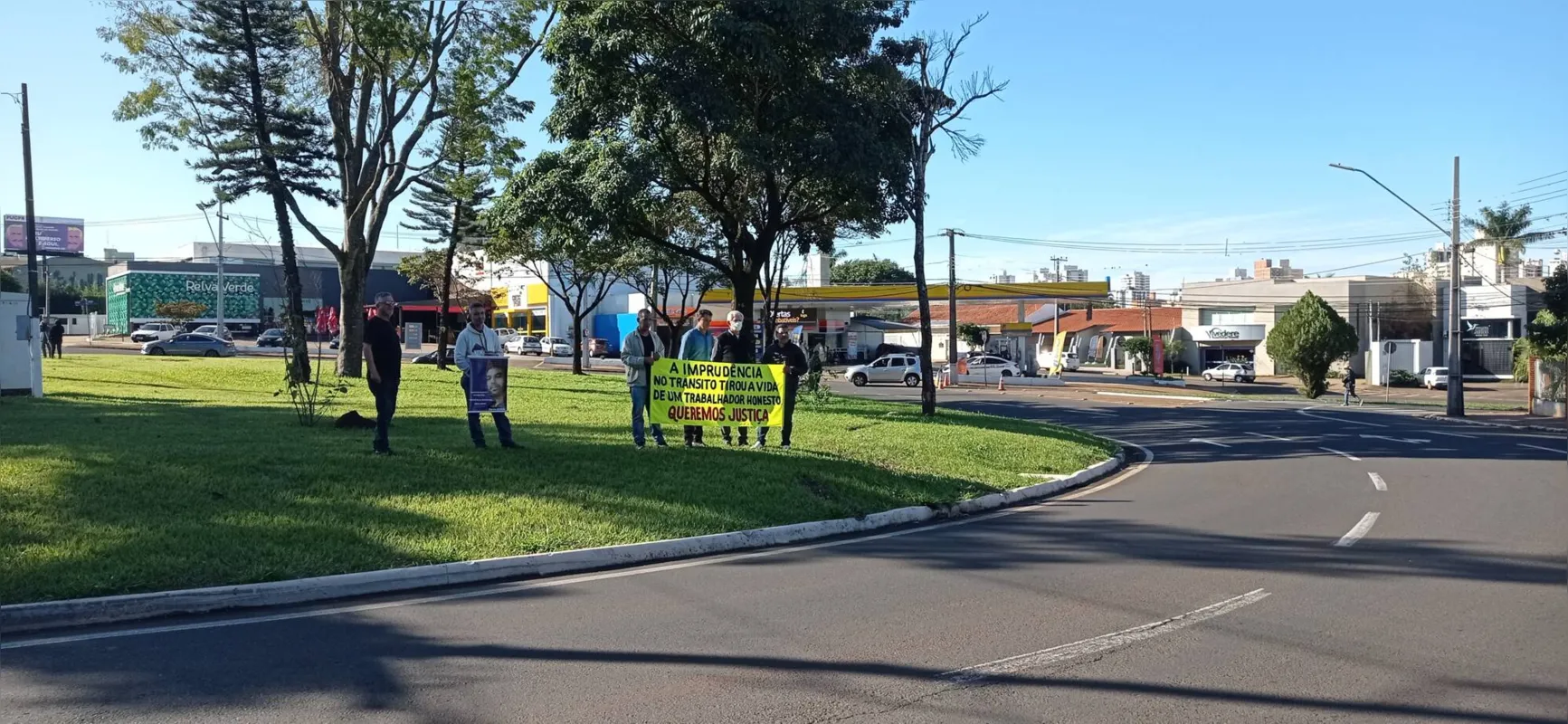 Cerca de 30 pessoas estiveram no local se solidarizando aos familiares.