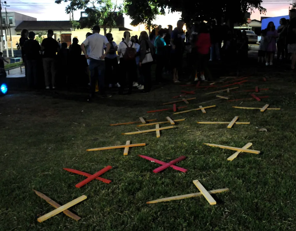 Crucifixos foram espalhados pelo gramado da praça do Conjunto Parigot de Souza.