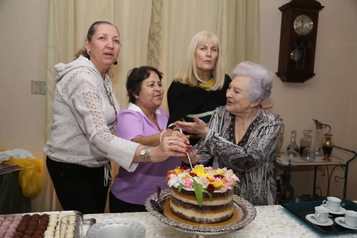 Cléia Rapchan, Altamira Avany Lopes, Terezinha Scandelae e a aniversariante Maria do Carmo