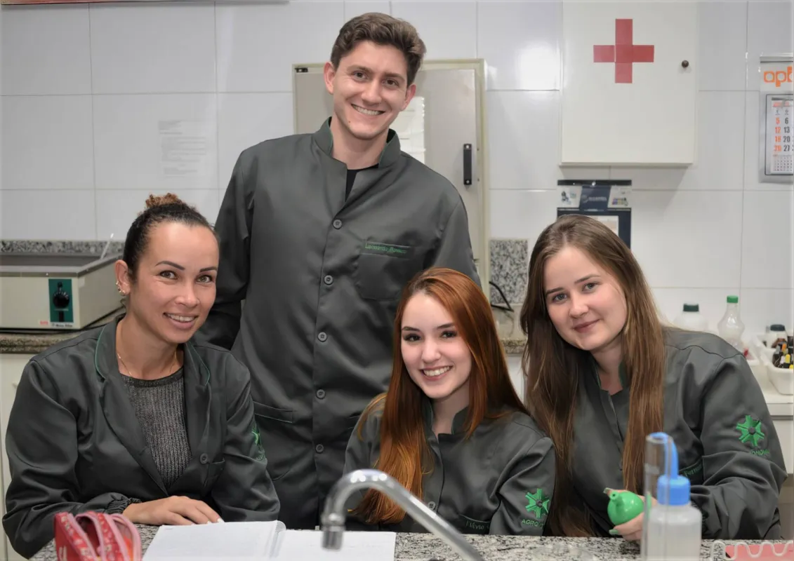 Leonardo Augusto Rossato, Josiane Vandercilia da Silva Zandona, Flavia Alessandra Correia Kull e Evelyn Daiany Fernandes, do 1º ano de Agronomia no laboratório de bioquímica