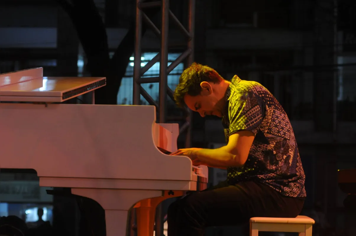 O pianista Mateus Gonsales  e trio abriram o show na Concha Acústica nesta sexta-feira (22) dando o recado com o blues/jazz