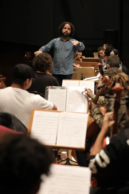 Luiz Martins, regente da camerata do FIML, veio de Alagoas, onde fundou a Orquestra Filarmônica: "O festival proporciona que músicos inexperientes toquem com profissionais, isso democratiza a arte"