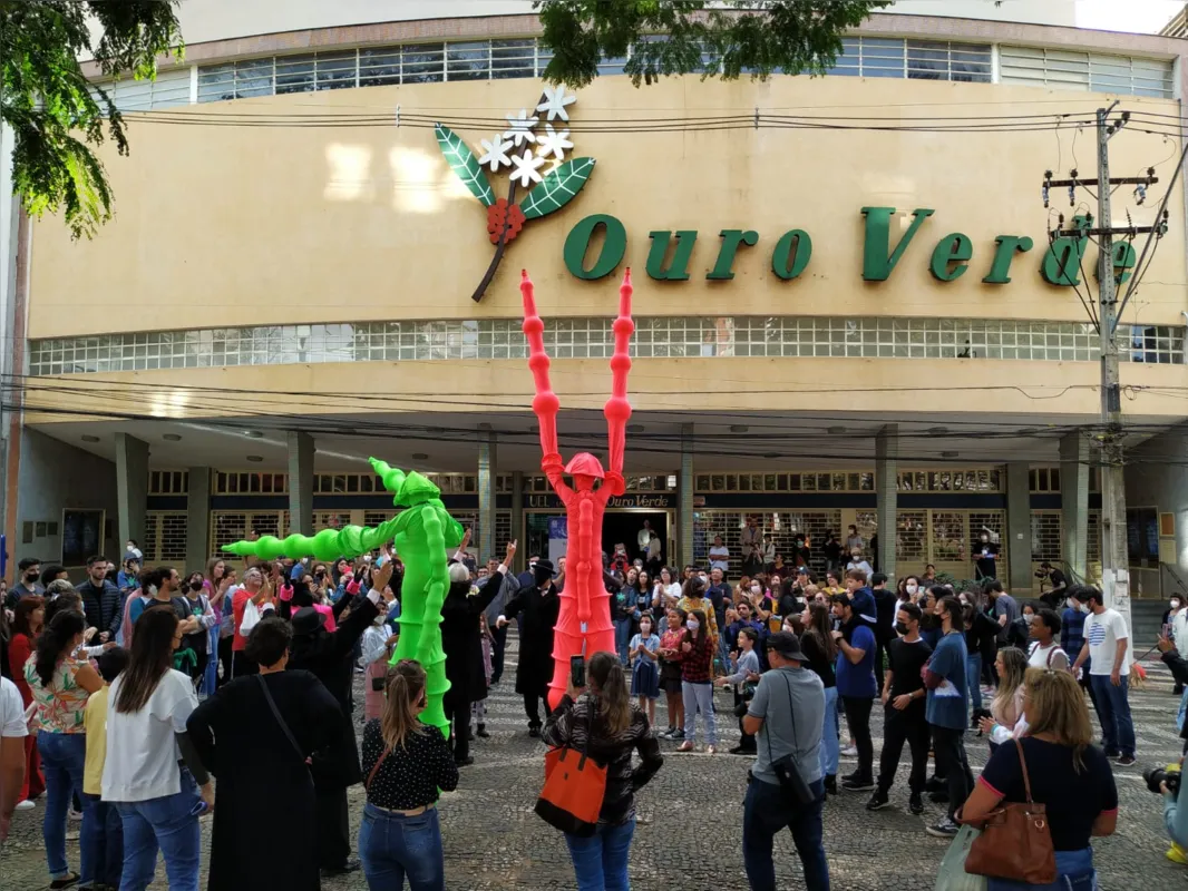 Imagem ilustrativa da imagem Filo volta às ruas com alegria surreal