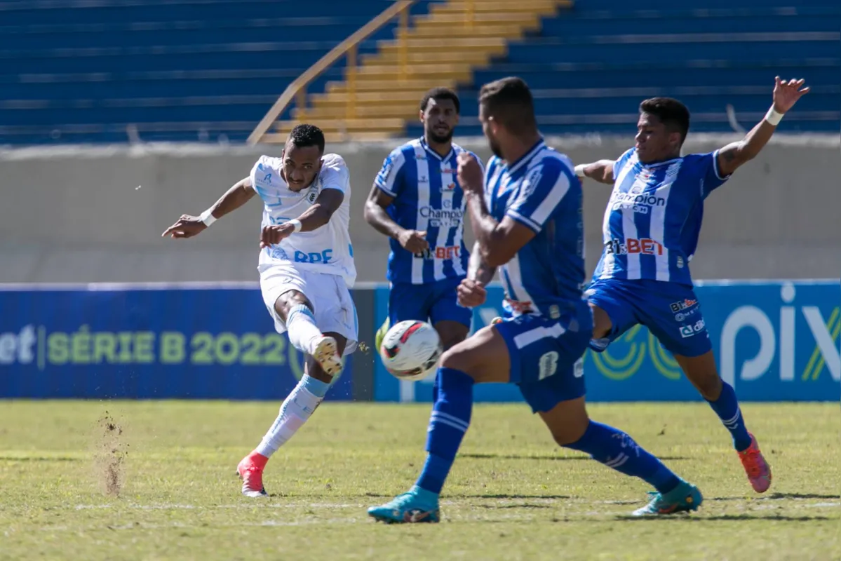 Mirandinha entrou no segundo tempo contra o CSA, foi elogiado por Adilson Batista e pode ganhar nova chance em Chapecó