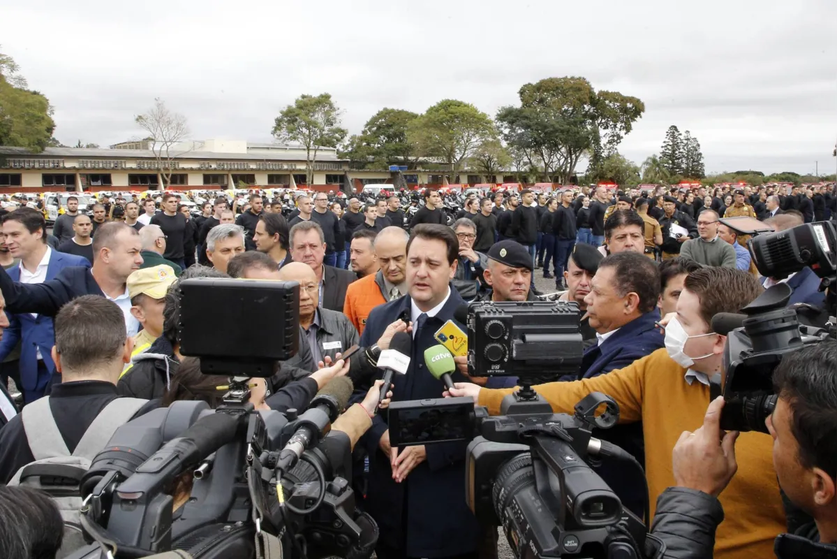 O governador Carlos Massa Ratinho Junior anunciou nesta segunda-feira (27) a contratação de 2 mil policiais militares e 400 bombeiros militares aprovados no concurso público realizado pela Secretaria da Segurança Pública no ano passado, além de 250 veículos, 88 motos e seis embarcações. Ele também também convocou 150 delegados, 200 investigadores, 50 papiloscopistas e 24 escrivães que vão compor os quadros da Polícia Civil do Paraná. O anúncio foi feito na cerimônia na Academia Policial Militar do Guatupê, em São José dos Pinhais.