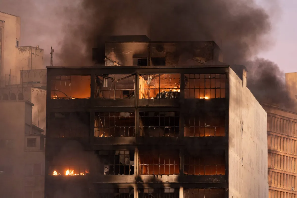 Desde a madrugada a fumaça preta provocada pelo incêndio é vista a quilômetros de distância
