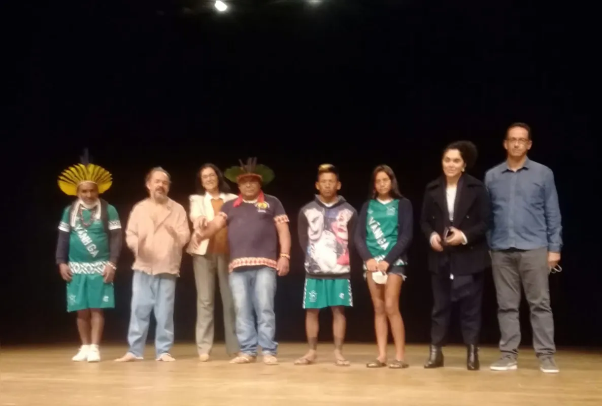 O vice-cacique Renato Kriri e mais três indígenas da Aldeia Água Branca no palco do Cine Teatro Ouro Verde, com o ator Julio Adrião e atores londrinenses, ao fim do espetáculo