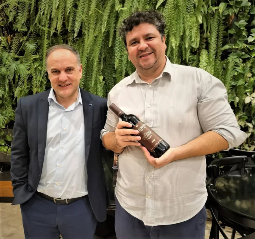 Nuno Ferreira, enólogo da Vinícola Carmim, com o anfitrião Rogério Pereira, do La Pasta Gialla