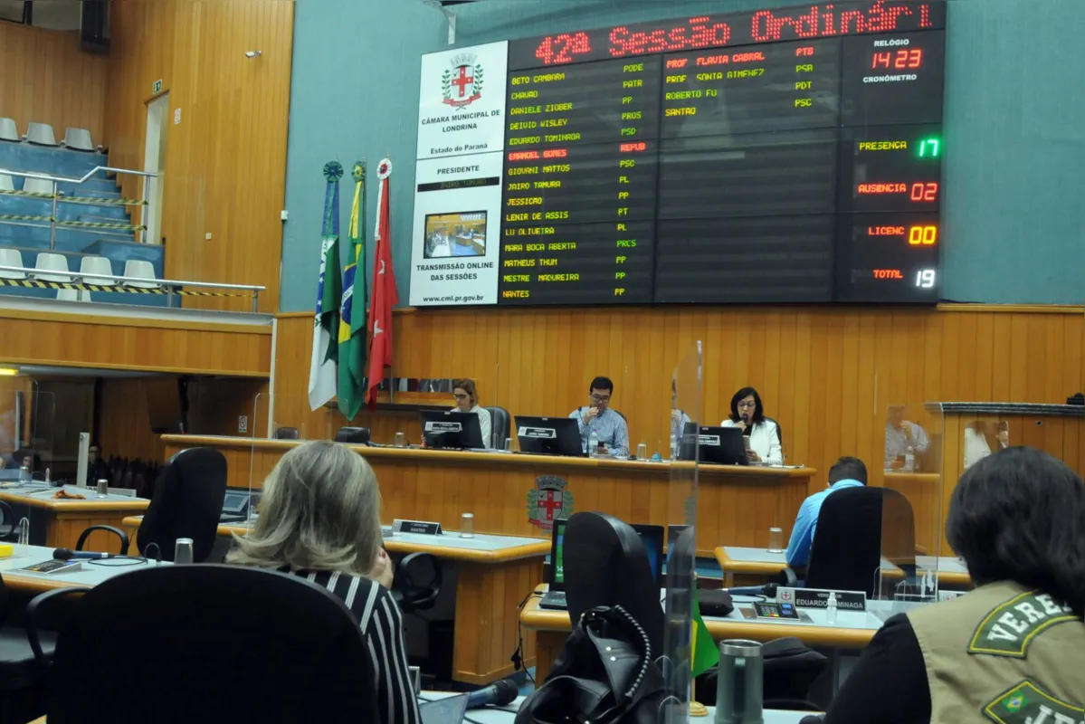 Os vereadores e as vereadoras da Câmara de Londrina se reuniram na tarde desta quinta-feira (30) para a 42ª sessão ordinária de 2022.