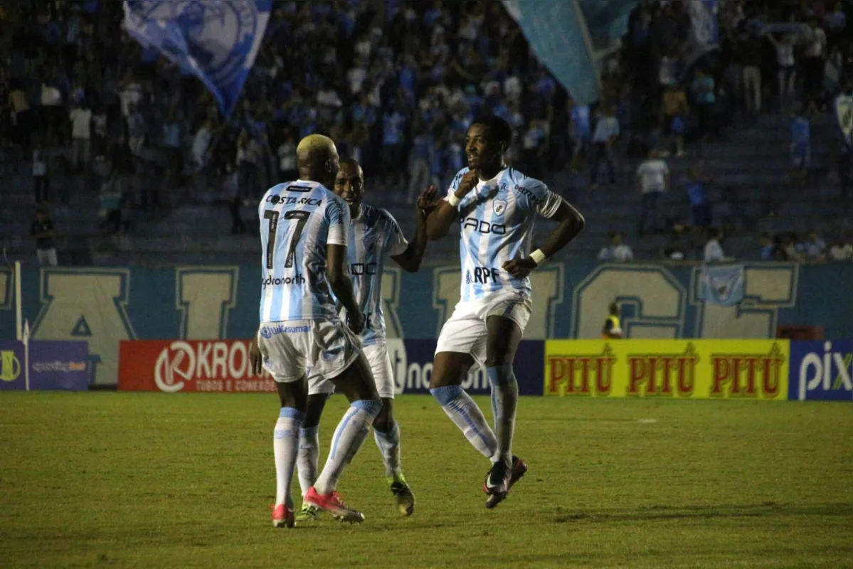 LONDRINA,PR,25.05.2022:LONDRINA-OPERÃRIO-CAMPEONATO-BRASILEIRO-SÃRIE-B - Lance durante a partida entre Londrina e  OperÃ¡rio, vÃ¡lido pelo Campeonato Brasileiro SÃ©rie B, realizado na cidade de Londrina, PR, nesta quarta-feira, 25. (Foto: Filipe Barbosa/Futura Press/Folhapress)
