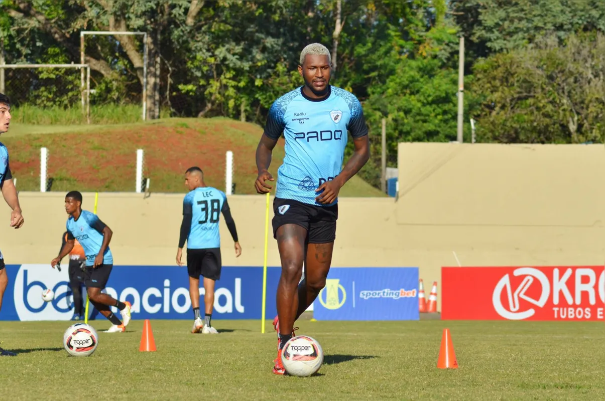 Douglas Coutinho foi substituído em Porto Alegre com dores musculares e é dúvida para o jogo de sábado com o CSA
