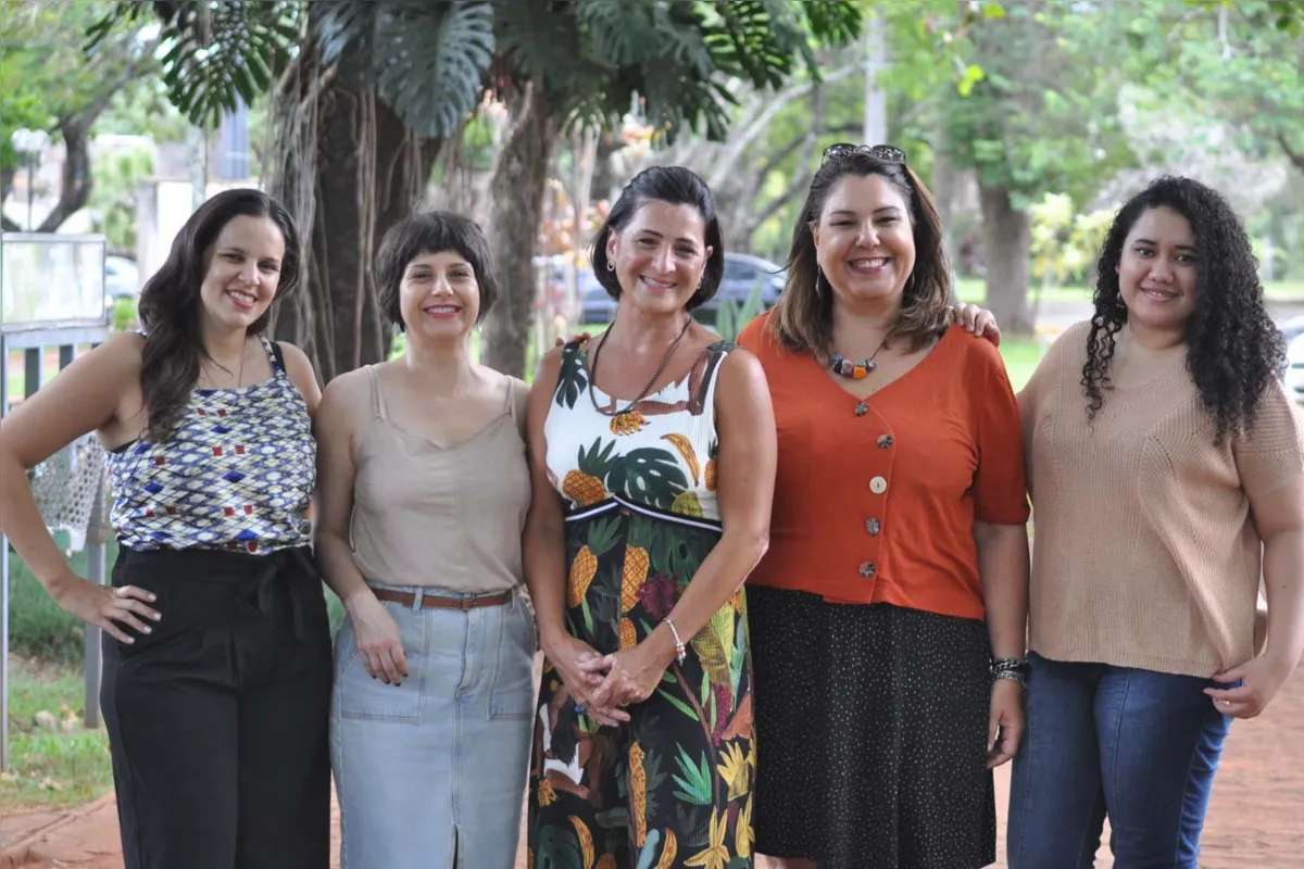 Ana Claudia de Souza Santos,  Camila Silva de Oliveira, Elisa Roberta Zanon, Eloisa Ramos Ribeiro Rodrigues e Priscila Henning, pesquisadoras e autoras do livro
