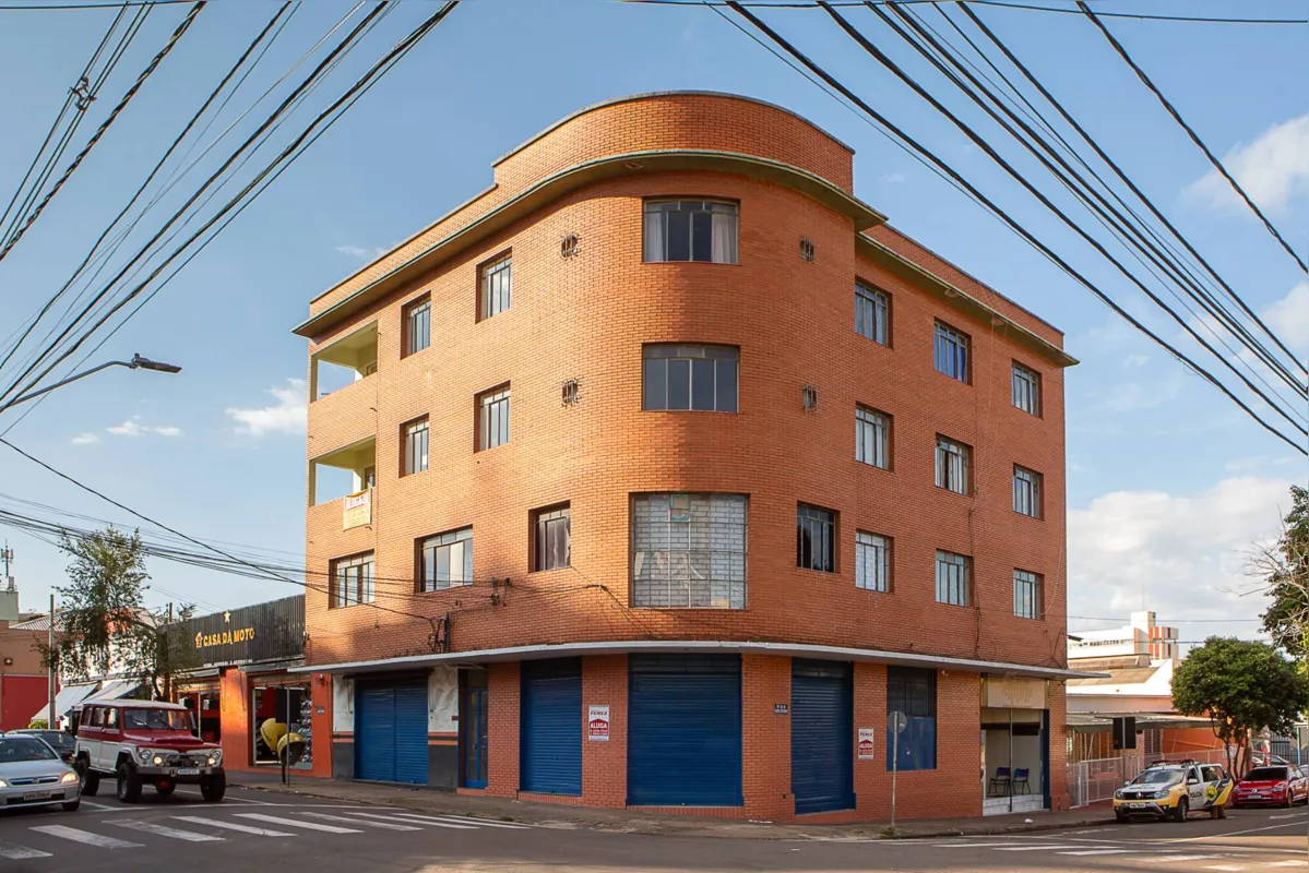 Edifícios antigos, de poucos andares, também se encontram na Duque