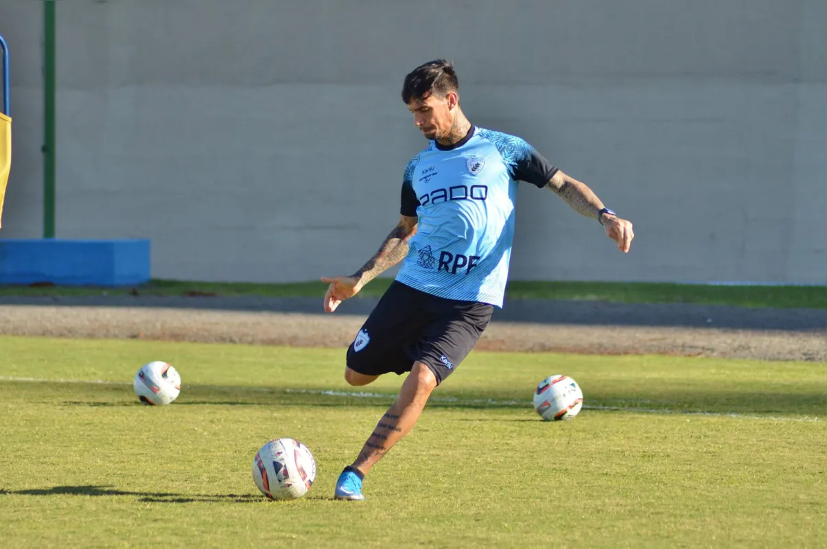 Após cumprir suspensão diante do Vasco, o capitão João Paulo volta ao LEC na sexta-feira