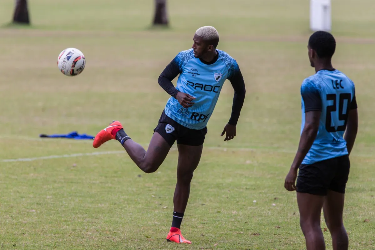 Com uma lesão no tornozelo, Douglas Coutinho não jogaria em Chapecó e agora tenta se recuperar para enfrentar o Tombense