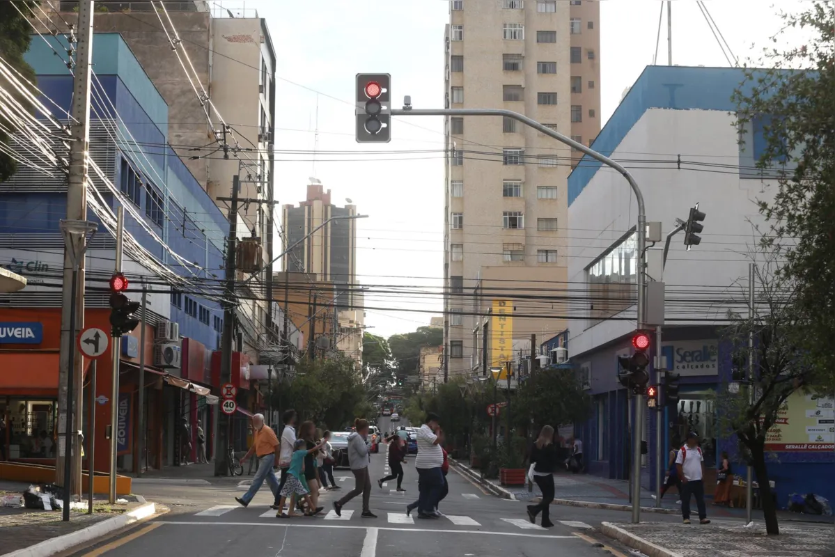 Foi estabelecido que os comerciantes devem pagar a 100% de pagamento pela hora extra para quem ganha mais do que o piso salarial de comerciário