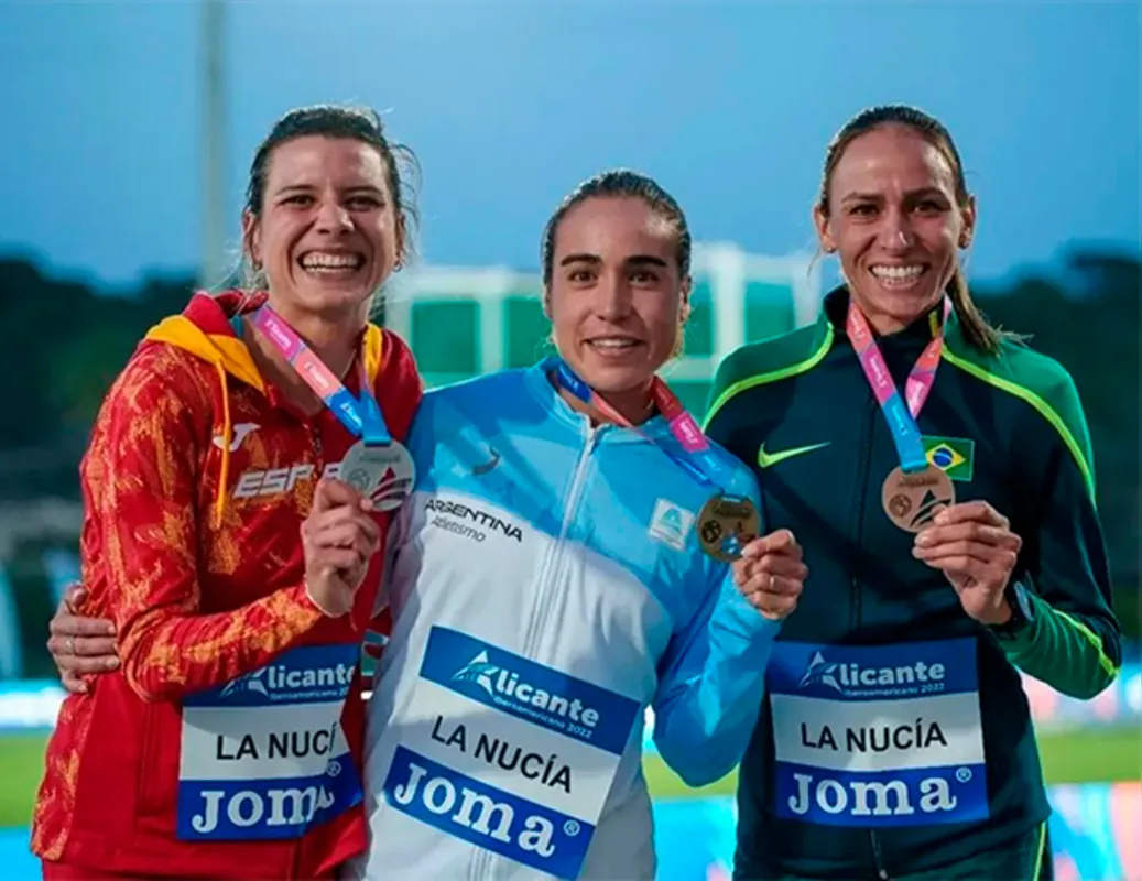 Tatiane Raquel com a espanhola Irene Sanchez e com a argentina Belen Casseta