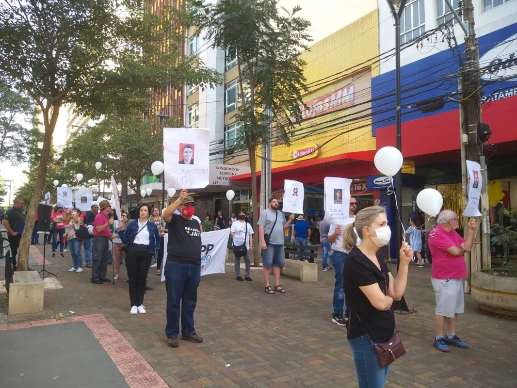 Imagem ilustrativa da imagem Manifestantes de Londrina pedem paz na política