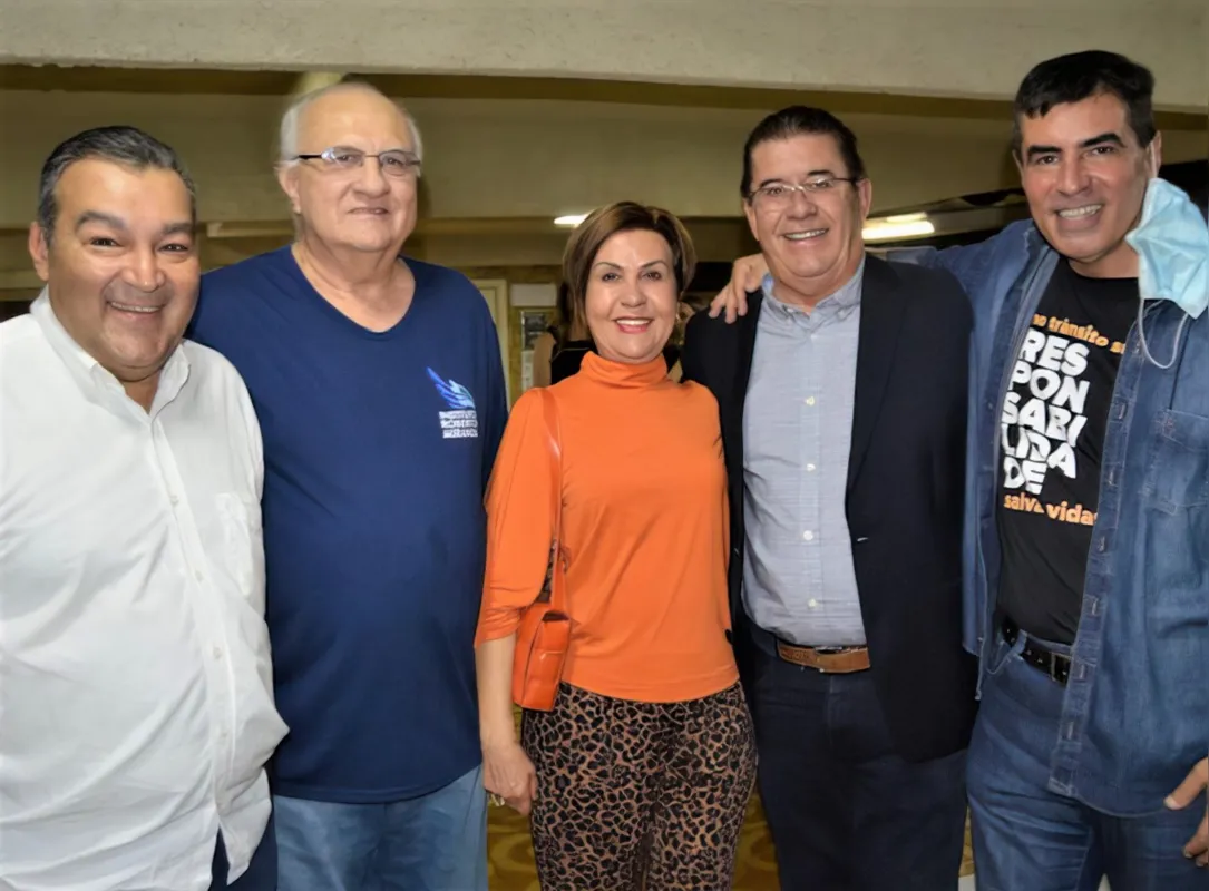 Neto Santos, Lino Giannecchini (gestor do Instituto Roberto Miranda), Carmem e Ary Sudan (do Instituto Bom Aluno) e o prefeito Marcelo Belinati