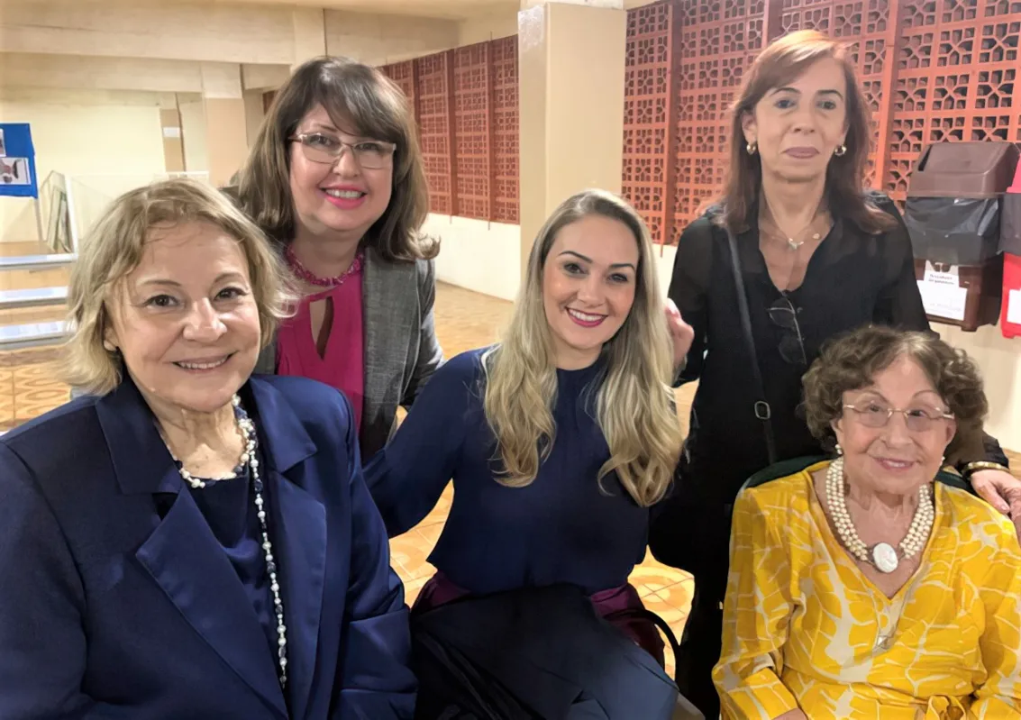 Ivany Vaquero  com Carla Sonoda (gerente regional de Desenvolvimento do Sicredi) e a aniversariante do dia Rosalina Franciscon (sentada). Vania Pedrini Pereira (gerente da agência Santos Dumont do Sicredi) e a jornalista Nalu Lorençon (em pé)