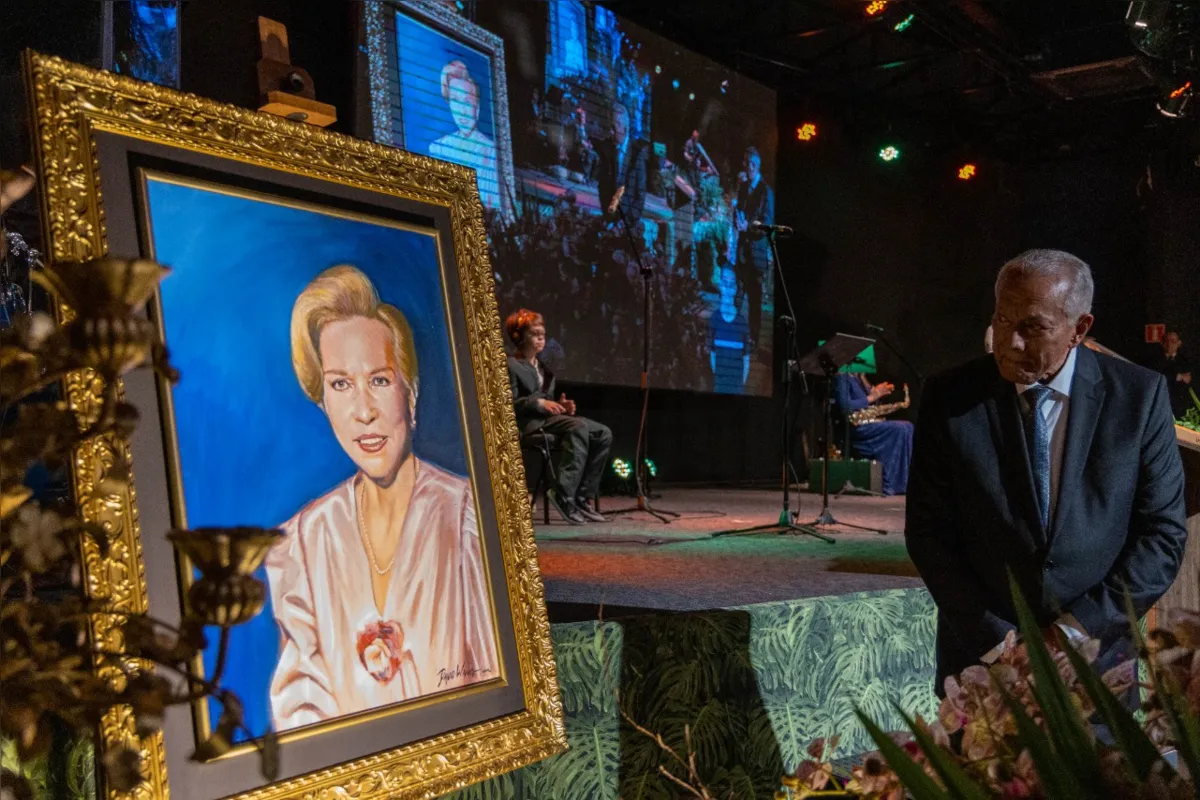 O admirado quadro pintado pelo artista plástico David Wang , homenagem que marcou o lançamento da Associação Evangélica Cultural “Avani Garcia Rosa”, referência à esposa do reverendo Messias que morreu no ano passado