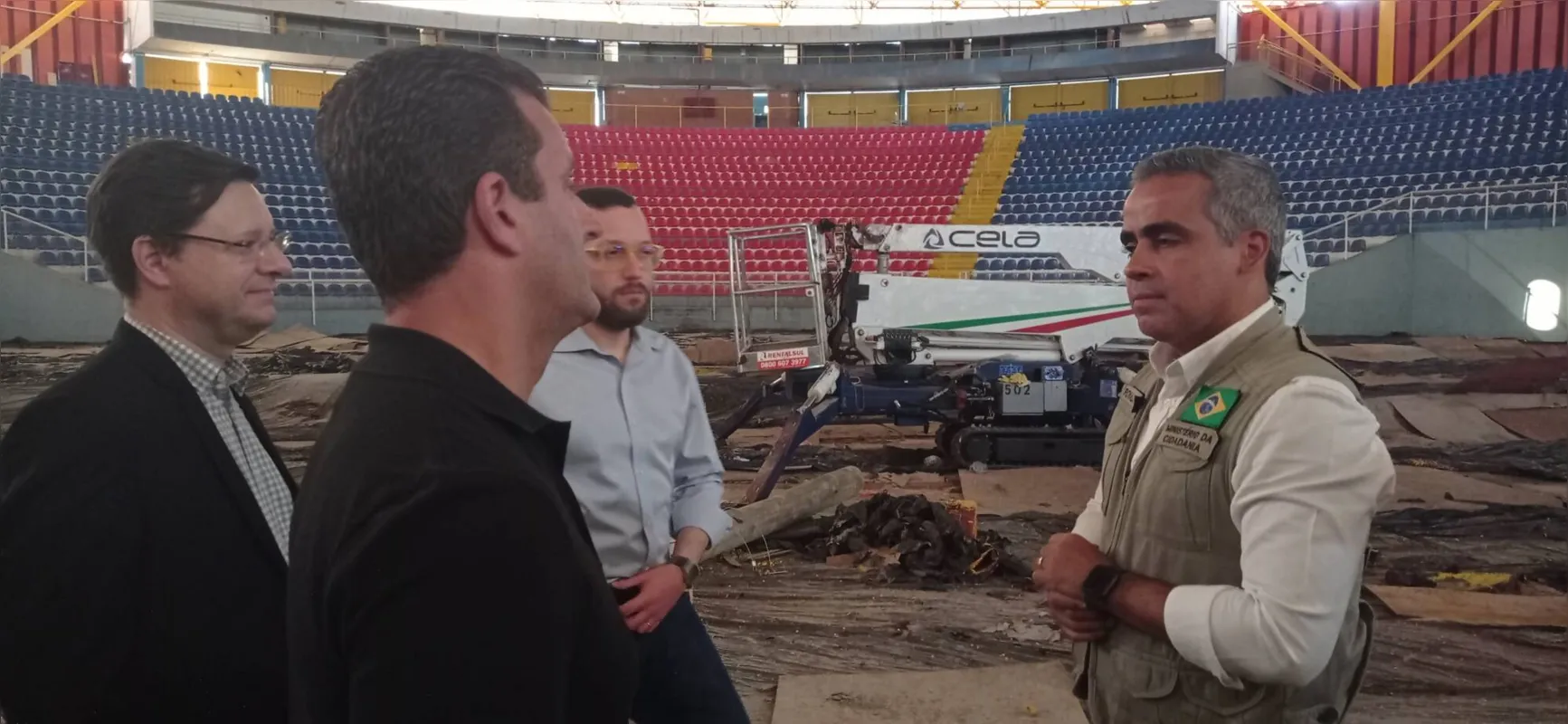 "A visita é técnica e serva para acompanhar o desenrolar do processo de estruturação dos dois equipamentos esportivos", afirmou o ministro