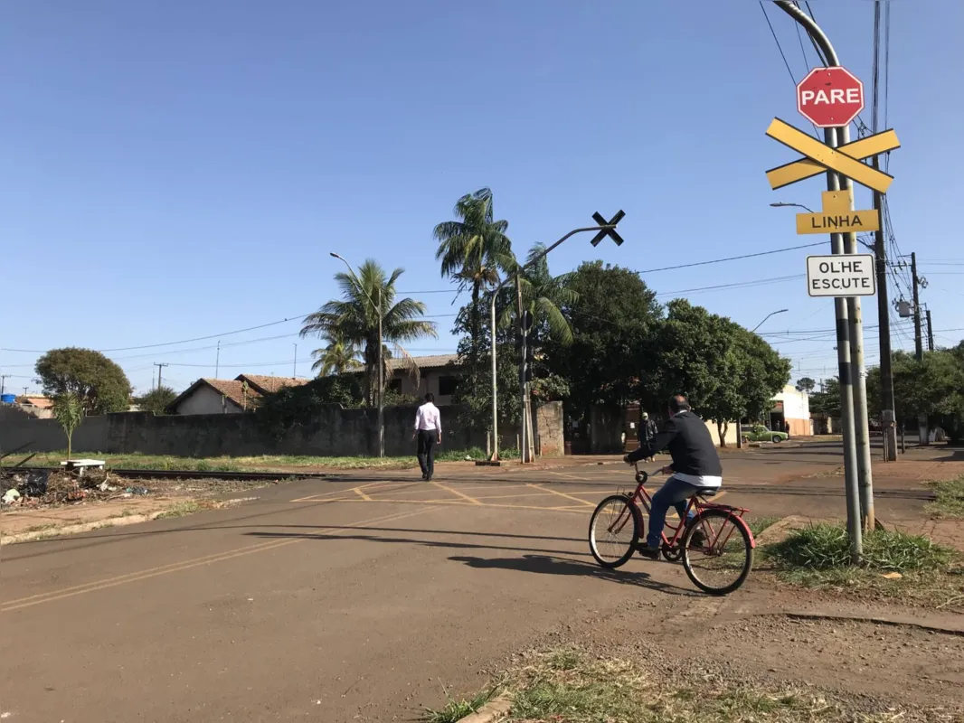 Travessia na linha de trem que corta a rua Floresta faz parte da rotina de centenas de trabalhadores e moradores