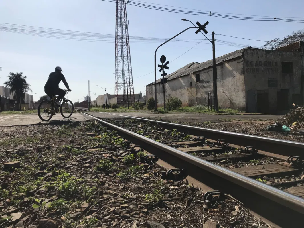 Imagem ilustrativa da imagem Moradores de Rolândia cobram sinalização após morte em linha de trem