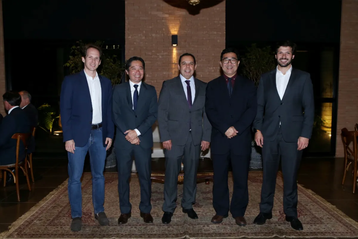 Felipe Prochet, Eduardo Tominaga, o presidente anfitrião, Jairo Tamura e o deputado estadual Tiago Amaral