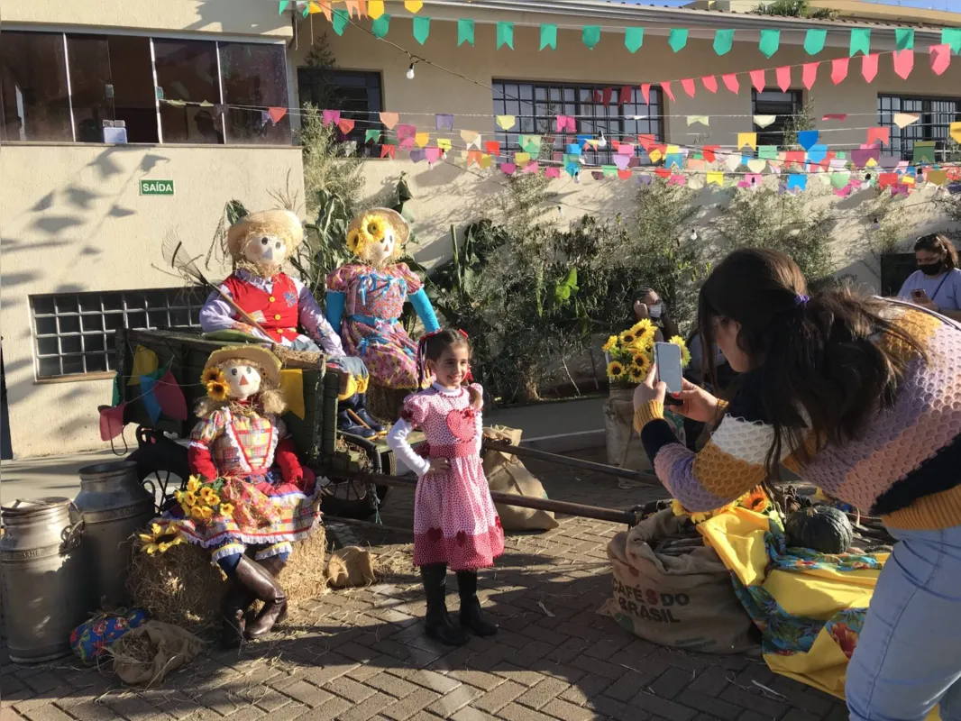 Bruna Bueno: “Eu só tenho boas lembranças das festas juninas. Me lembra a infância, das festas na minha escola onde ia toda a família, da quadrilha, das prendas"