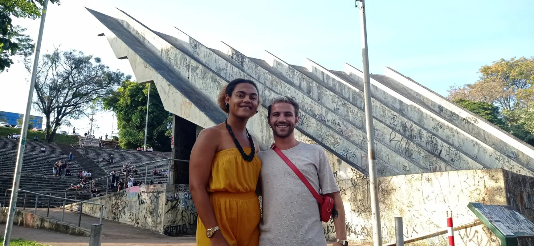 Os amigos Matheus Luiz Giovanni e Francine Fermino Reis gostam de assistir as batalhas de rap realizadas no espaço.