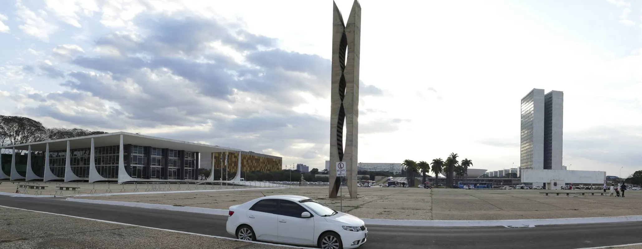 Banco de imagens externas (BIE) - Fotografia panorâmica. 

Praça dos Três Poderes é um amplo espaço aberto entre os três edifícios monumentais que representam os três poderes da República: o Palácio do Planalto (Executivo), o Supremo Tribunal Federal (Judiciário) e o Congresso Nacional (Legislativo). Como em quase todos os logradouros da cidade, a parte urbanística foi idealizada por Lúcio Costa e as construções foram projetadas por Oscar Niemeyer. Fonte: Wikipédia. 

Foto: Waldemir Barreto/Agência Senado
