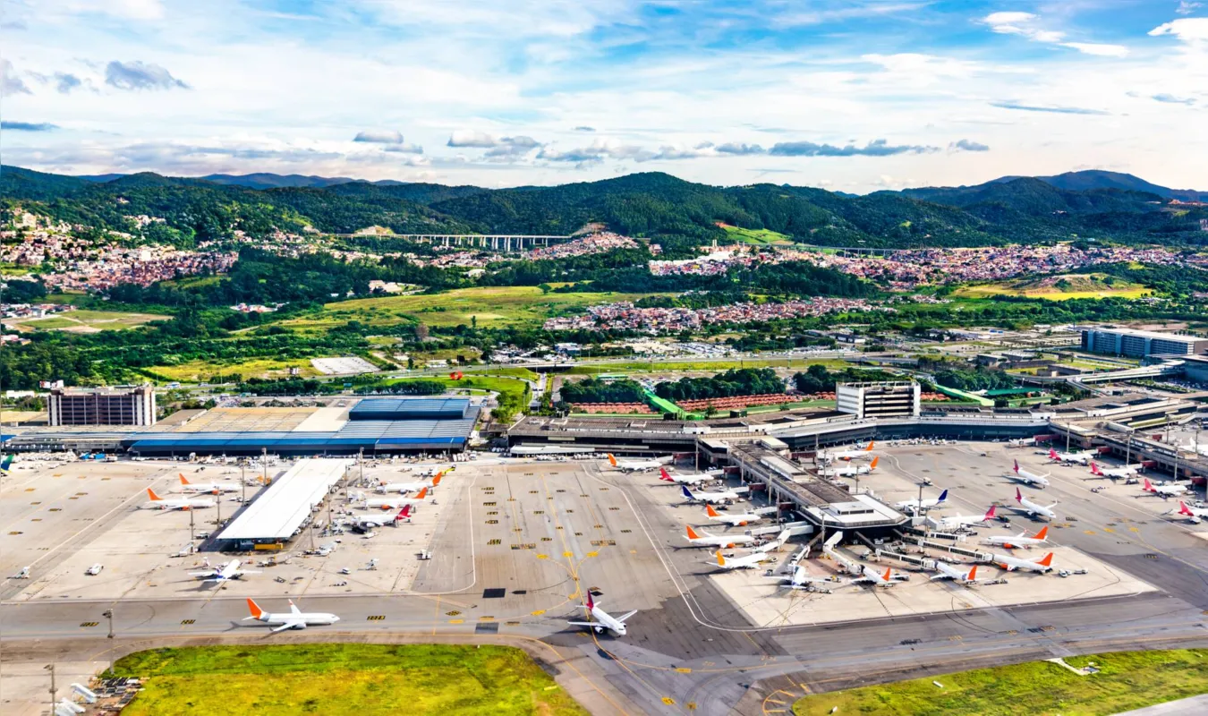 A organização criminosa é acusada de usar funcionários e prestadores de serviço do Aeroporto Internacional de Guarulhos, em São Paulo, para enviar drogas a outros países.