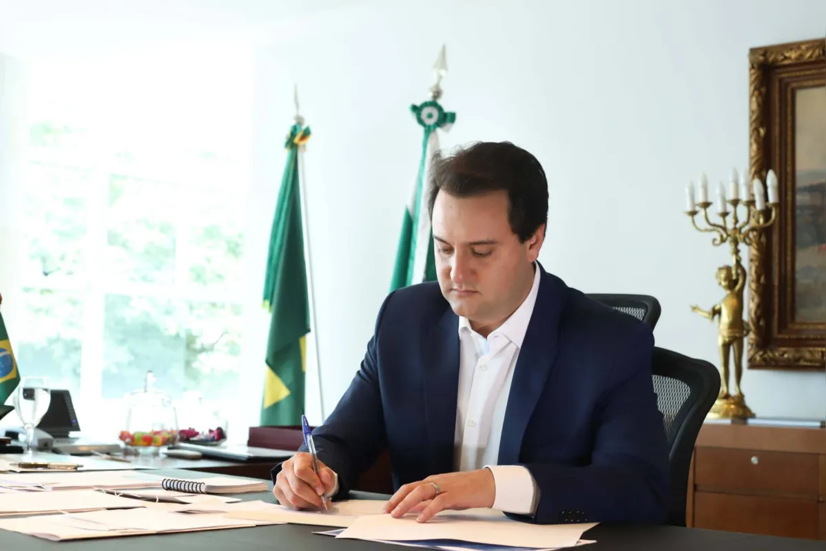 Imagem ilustrativa da imagem PR anuncia redução do ICMS sobre gasolina e energia para 18%