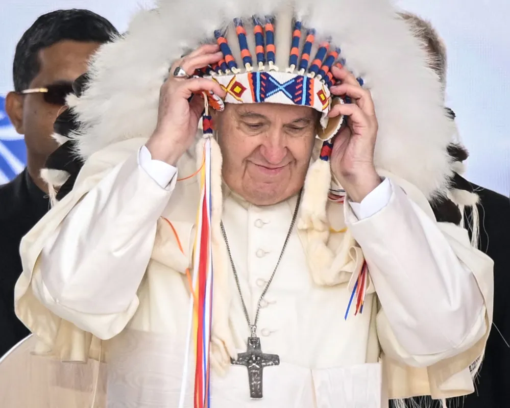 Francisco foi recebido por uma plateia repleta de representantes indígenas na província de Alberta