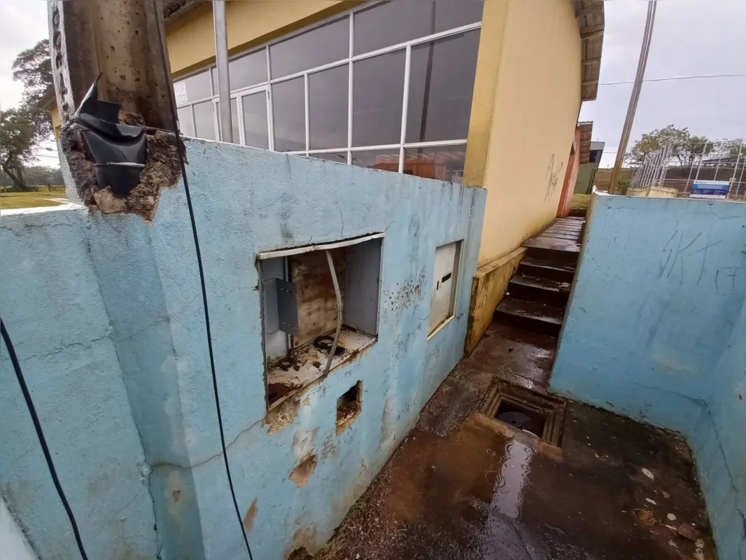 Caixas de energia foram quebradas e a fiação levada na zona norte