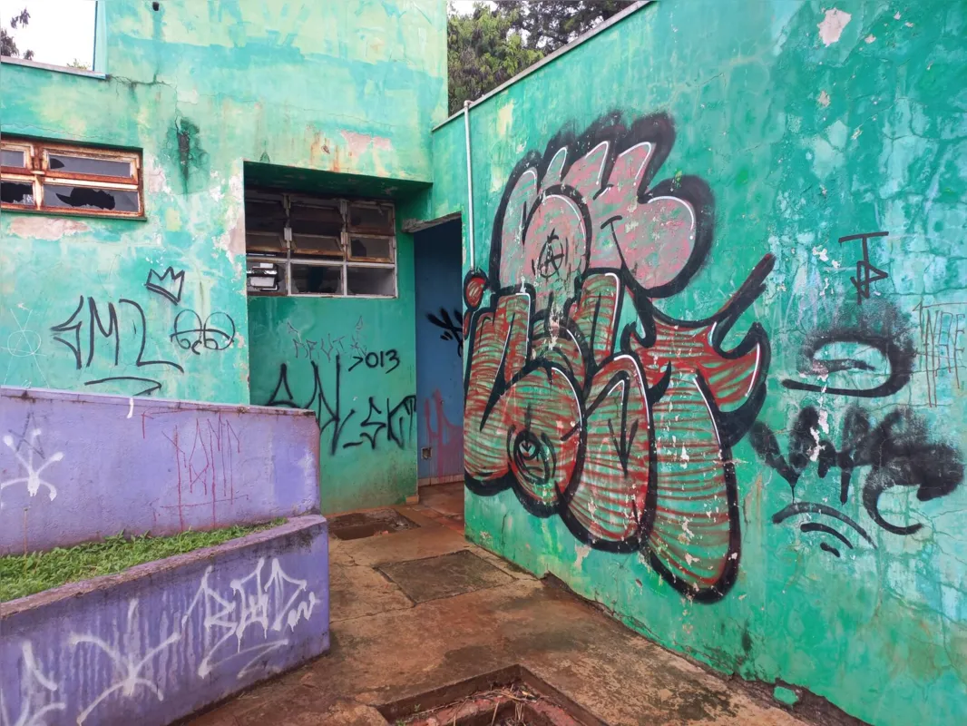 Pichações em várias paredes na região sul
