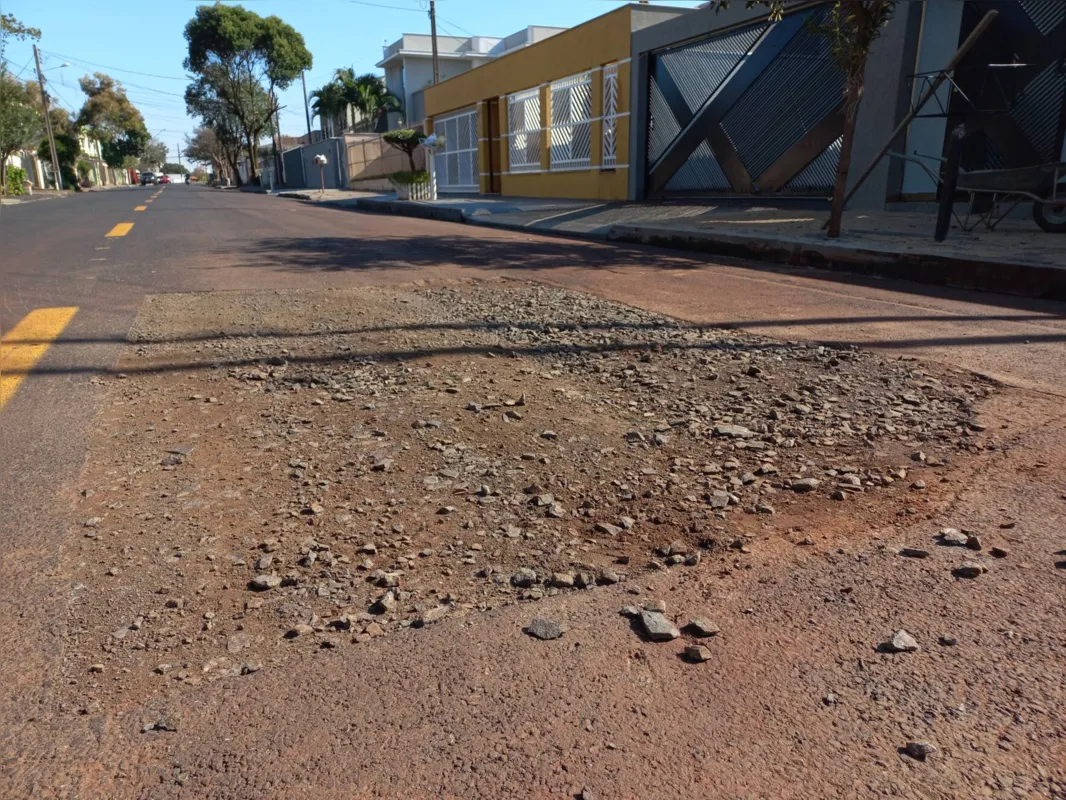 Asfalto não foi reposto na rua Theodore Roosevelt, na zona leste