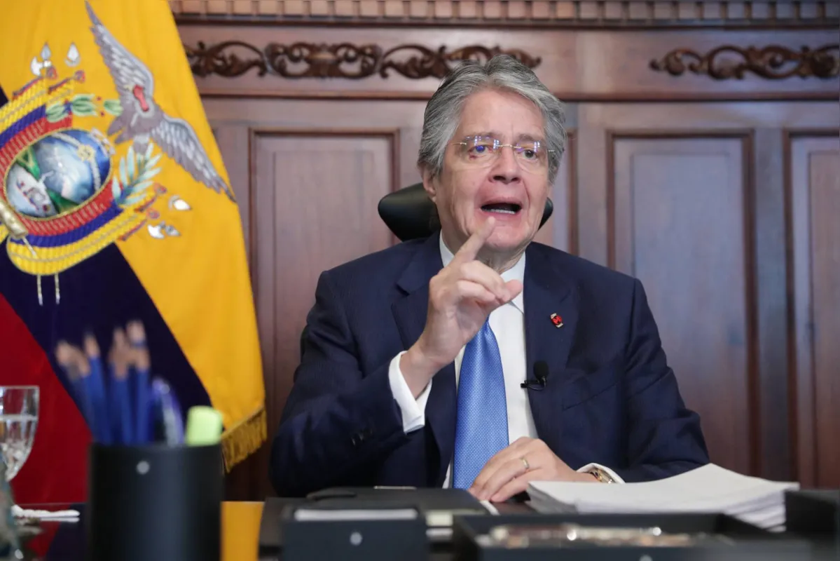 "Apesar das tentativas golpistas, a institucionalidade do país prevaleceu", escreveu o equatoriano no Twitter