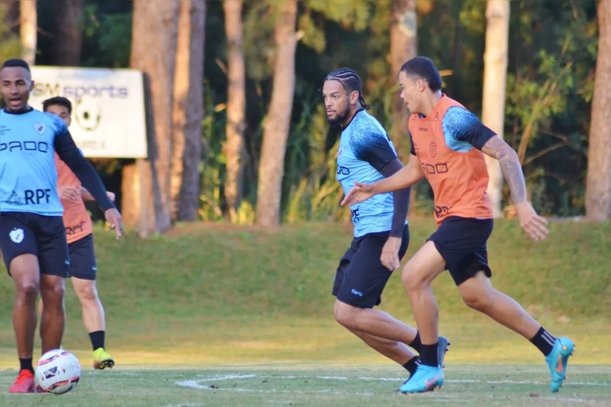 Com desfalques, Londrina pode ter o zagueiro Augusto e o volante Mandaca (colete) como titulares diante do CSA