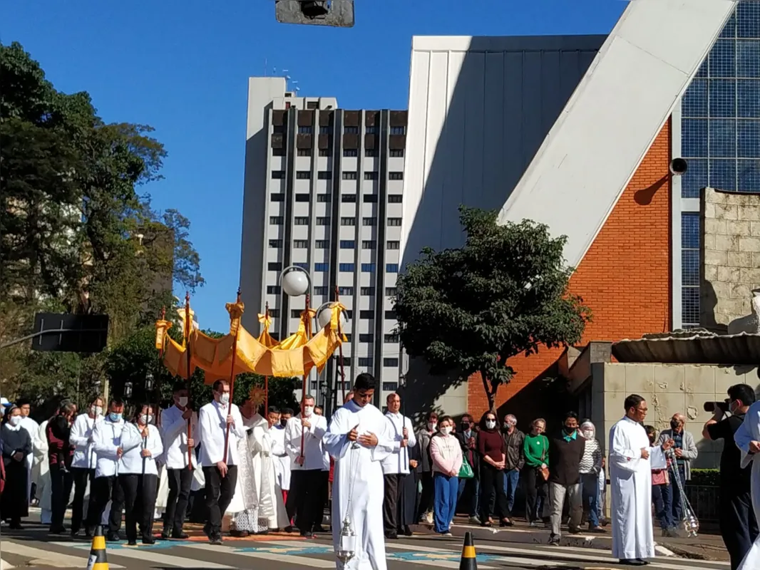 Imagem ilustrativa da imagem Procissão de Corpus Christi reúne milhares de fiéis em Londrina