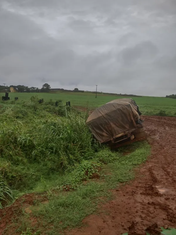 Com estrada "lisa", veículos pesados têm saído da pista facilmente e ficam atolados